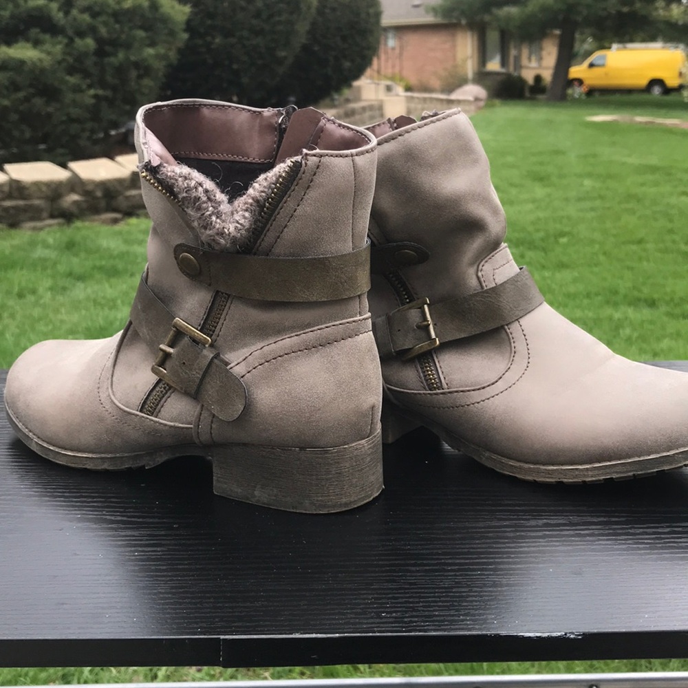 Boots - Picture 3 of 5